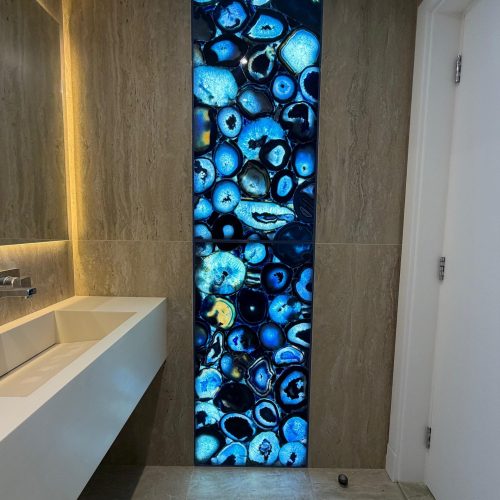 Agate feature wall and bathtub at Canal Front CF09A